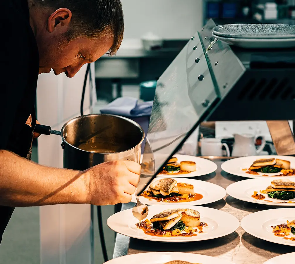 Chef preparando platos de un restaurant